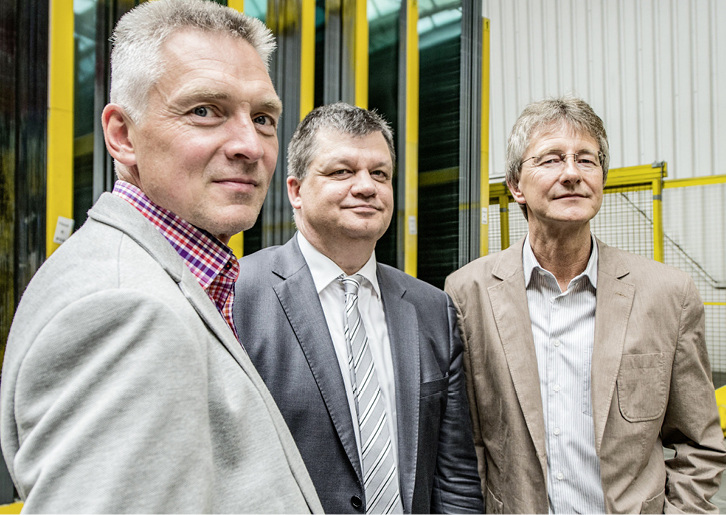 



v. l.: Manuel Jarantowski (Fandel, GF Technik), Dr. Knut Göke (Kömmerling, Leiter Produktmanagement/Marketing) und Peter Fandel (Fandel, GF)in der ISO-Produktion von Glas Fandel.
