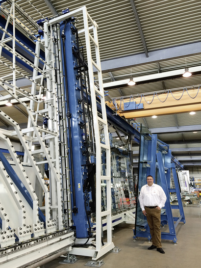 
Das Team Pro-Glas um Udo Hornung (im Bild links, neben einer vertikalen VSG-Schneidanlage) betreut in der DACH-Region den Vertrieb von Forel und den technischen Support mit eigenen Spezialisten.
