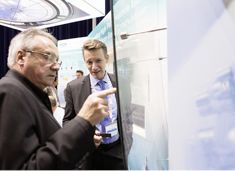 
Reger Austausch in der GPD-Ausstellung: Ein Glasverarbeiter informiert sich am Stand von DowCorning über neue Möglichkeiten, Glas zu kleben.
