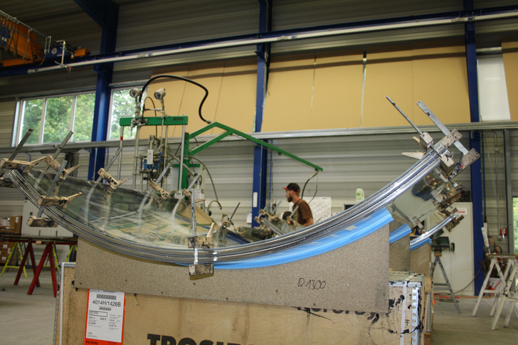 Heute kann der Glasveredler bis zu 4 x 12 m große Glaselemente biegen.
