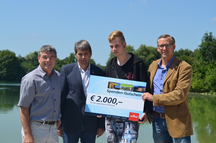 Neben schulischer und beruflicher Ausbildung spielt in Birkeneck auch der Freizeitwert eine große Rolle. Deshalb wird die Weinor-Spende für die Neuanlage eines Badeseestrandes eingesetzt (v. li.: Otto Schittler, Geschäftsführer und Heimleiter von Birkeneck, Meinhard Berger, Geschäftsführer SuW Berger, Florian, Sprecher des Heimrates und Weinor-Vertriebsmitarbeiter Robert Meyer).