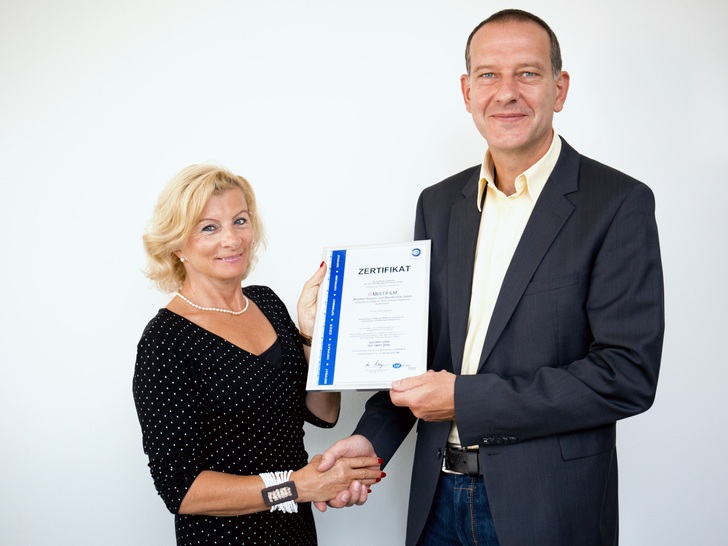 Dagmar Witzel vom TÜV Süd überreicht Geschäftsführer Jörg Wolfram das Zertifikat zur Einführung des Umweltmanagements nach DIN EN ISO 14001