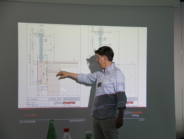 Bei den Schulungen der GM Akademie erwerben sich die Teilnehmer Fach-Knowhow rund um das Glasgeländer. - © Glas Marte
