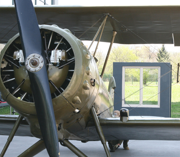 Macht das Sinn, Bauelemente hinter historische Flugzeug-Doppeldecker zu positionieren, um dann mit dem ­monströsen Sternmotor die Belastbarkeit des Fensterelementes zu testen? Die Antwort darauf lesen Sie in der nächsten GLASWELT-Ausgabe.