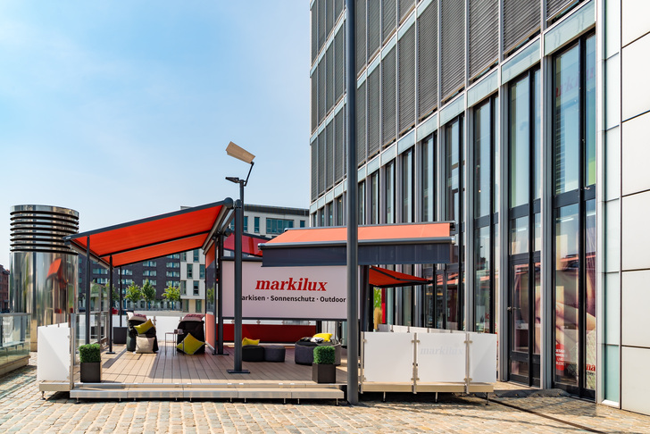 An den Schauraum-Standorten Emsdetten und Köln präsentiert der Markisenhersteller markilux ab jetzt auch seine Großraum-Markisenanlagen auf neuen Außenflächen für Fachpartner, Architekten und gewerbliche Kunden.