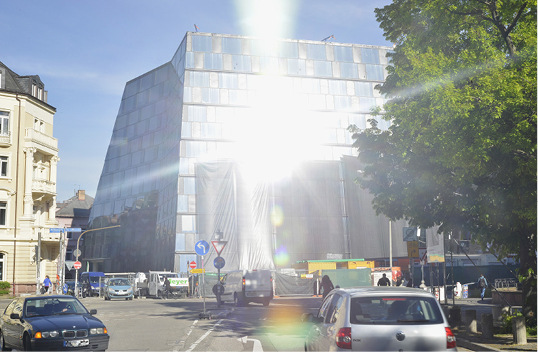 <p>
</p>

<p>
Im Frühjahr und Herbst wird die Fassade der Freiburger Uni-Bibliothek an der Südostseite verhüllt werden müssen. Der Grund: Steht die Sonne tief, spiegelt sie sich so heftig in der Fassade, dass Autofahrer geblendet werden.
</p> - © Foto: Michael Bamberger

