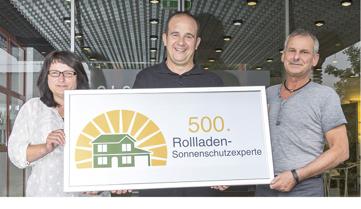 



Marion Hare (Fa. Frey) und Jürgen Graf (Fa. Dech) besuchten Hermann Sonntag, Techniker und Schulungsleiter bei elero (Bildmitte), an seinem Arbeitsplatz. 
