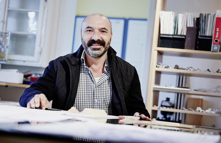 
Wie schon sein Vater in den 1960er-Jahren hat auch Bodo Common Freude an der Restaurierung historischer Fenster. „Nach über vierzig Jahren im Denkmalschutz wissen wir deshalb sehr genau, wie hoch oder gering der Pflegeaufwand sein wird – je nachdem, für welche Form der Restaurierung sich ein Kunde entscheidet.“
