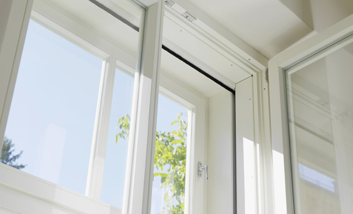 



Kastenfenster bieten vielfältige Möglichkeiten, den Sonnenschutz fast unsichtbar zwischen den beiden Fenstern zu platzieren. Dabei können neben Jalousien auch andere Systeme wie Rollos etc. zum Einsatz kommen. 
