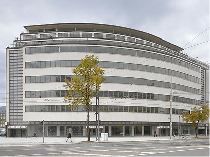 <p>
Bei der Sanierung des Kaufhaus Schocken in Chemnitz (gebaut 1930) wurden überlange Tikana-Gläser (6 mm dick) verwendet.
</p>

<p>
</p> - © Foto: Roland Halbe

