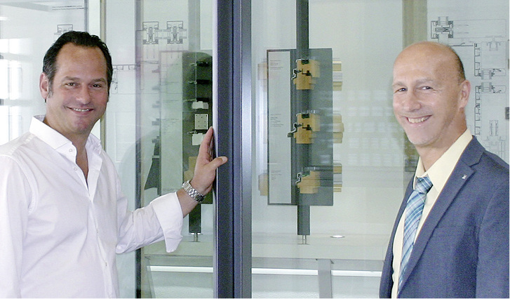 
Alexander Spreitzer (l.) ist es wichtig, dass Gutmann auf neue Problemstellungen reagiert. Matthias Dold, Gutmann Bereichsleiter Metallverbund Systeme, freut sich auf Anregungen der Verarbeiter. 
