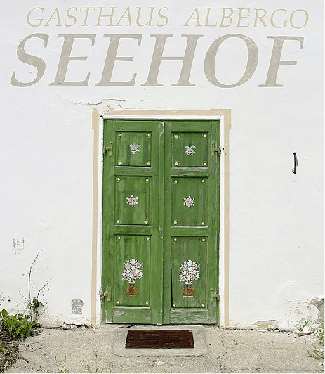 



Auch nicht mehr in Gebrauch stehende Türen können immer noch ihren Charme versprühen – die Mängel an diesem Element sind aber nicht mehr relevant.
