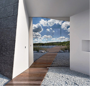 



DIe Avantgarde Haustür mit Glasoberfläche und optional mit automatischem Türöffner
