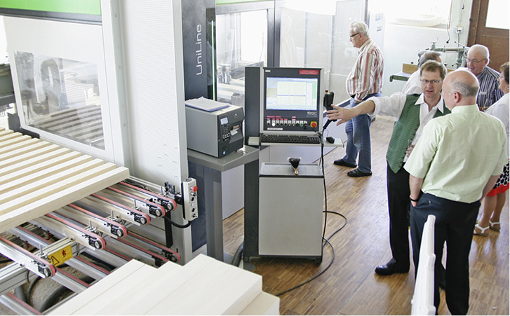 



Thomas Huber führt am Tag der offenen Tür die Anlage seinen Geschäftskunden vor.
