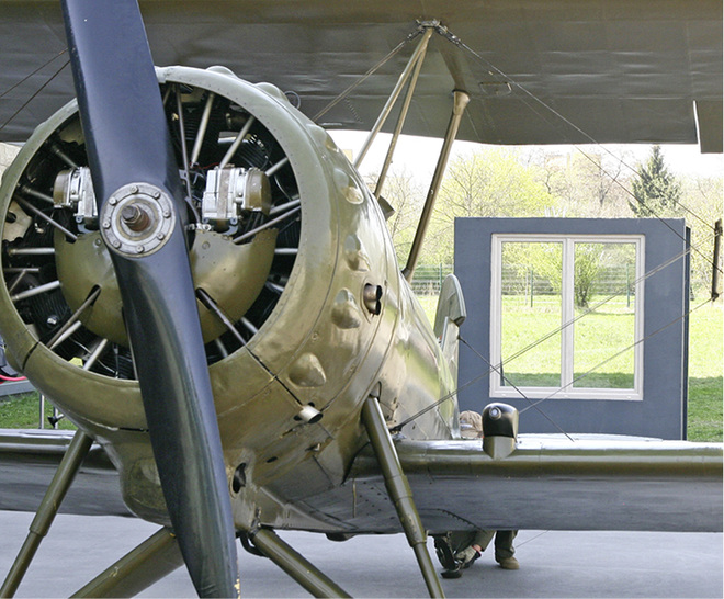<p>
</p>

<p>
Macht das Sinn, Bauelemente hinter historische Flugzeug-Doppeldecker zu positionieren, um dann mit dem monströsen Sternmotor die Belastbarkeit des Fensterelementes zu testen?
</p> - © Fotos: Daniel Mund

