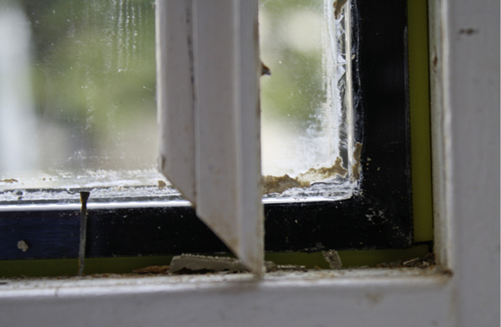 
Ab in die Ecke mit dem Klotz – passt schon: Stimmt aber nicht! Die resultierenden Schäden können teuer werden.
