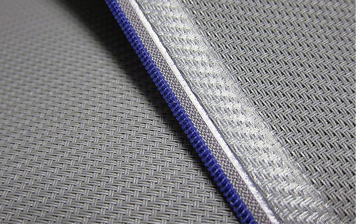 



Die Erfindung des Reißverschlusses geht auf das Jahr 1893 und den Amerikaner Withecomb L. Judson aus Chicago zurück. Die Funktionsweise mit zwei Seitenteilen mit kleinen Zähnen ist dabei immer gleich geblieben und gehört zu den wichtigsten Verschlussteilen in der textilen Welt.
