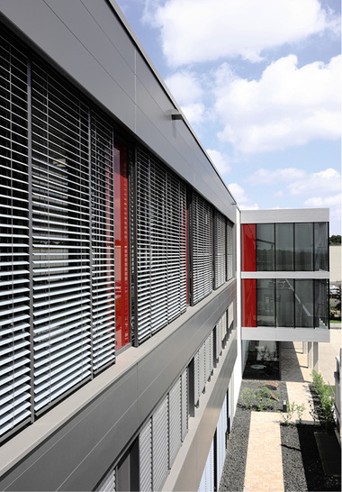 
Neben der verstärkten Seitenführung ist natürlich auch die Flächengröße der einzelnen Raffstorebehänge ein wichtiges Kriterium, das es zu beachten gilt, wenn es darum geht die Belastungswerte bei Wind bis auf 25 m/s zu erhöhen. 



