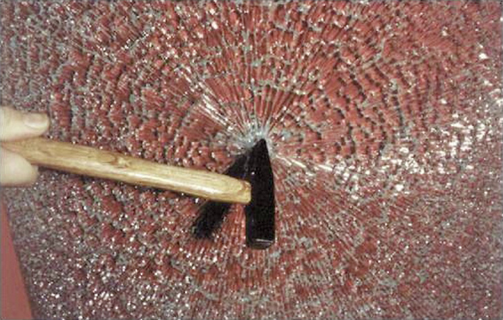 Die nachträgliche Bearbeitung von thermisch vorgespanntem Glas erhöht das Bruchrisiko.