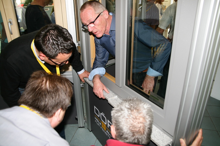 Der HDH berichtet über ein schwaches erstes Halbjahr im Holz-Fenstermarkt. Fensteranbieter versuchen mit Premiumprodukten sich von günstigen Importelementen abzusetzen (Hier ein Bild vom Partnertag bei Döpfner Fenster)