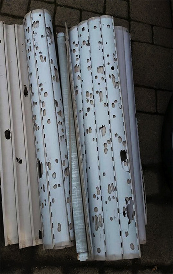 Durch den Alterungsprozess können Kunststoffe brüchig und spröde werden. Oft zerbrechen sie bereits bei leichten Einwirkungen. Ein älterer Kunststoff kann schon von kleinen Hagelkörnern zerstört werden.