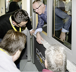 



Der HDH berichtet über ein schwaches erstes Halbjahr im Holz-Fenstermarkt. Fensteranbieter versuchen mit Premiumprodukten sich von günstigen Importelementen abzusetzen (hier ein Bild vom Partnertag bei Döpfner Fenster).

