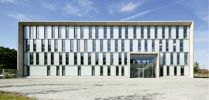 
Transparente und opake Glaselemente geben der Fassade ein abwechslungsreiches Erscheinungsbild.



