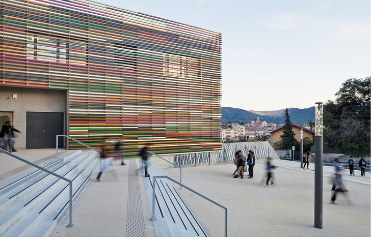 <p>
</p>

<p>
Das Verwaltungsgebäude des Gymnasiums Nathalie Sarraute im französischen Aubagne wurde mit einer Lamellenfassade aus Argeton-Stabziegeln versehen. Die glasierten Stäbe trotzen der Witterung, insbesondere der UV-Strahlung. 
</p> - © Foto: Wienerberger / Philippe Piron

