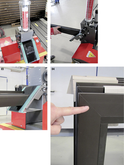 <p>
</p>

<p>
01 Eine 310 ml Dichtstoff-Kartusche wird im Zylinder auf der Maschine platziert und per Schraubverschluss fixiert
</p>

<p>
</p>

<p>
02 Dann verteilt die Maschine den Wicpro-Tector-Dichtstoff auf einer Folie, gegen die das Profil gedrückt wird.
</p>

<p>
</p>

<p>
03 Wichtig ist, dass bei diesem Vorgang alle Flächen der Gehrungs-Schnittkante mit dem Dichtstoff bedeckt werden.
</p>

<p>
04 Anschließend werden die Eckwinkel in die Profile eingesteckt, zusammengesetzt und dann mechanisch fixiert, fertig.
</p> - © Fotos: Wicona

