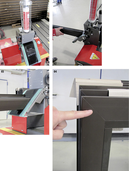 



01 Eine 310 ml Dichtstoff-Kartusche wird im Zylinder auf der Maschine platziert und per Schraubverschluss fixiert






02 Dann verteilt die Maschine den Wicpro-Tector-Dichtstoff auf einer Folie, gegen die das Profil gedrückt wird.






03 Wichtig ist, dass bei diesem Vorgang alle Flächen der Gehrungs-Schnittkante mit dem Dichtstoff bedeckt werden.



04 Anschließend werden die Eckwinkel in die Profile eingesteckt, zusammengesetzt und dann mechanisch fixiert, fertig.
