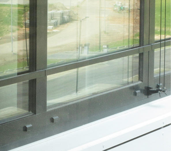 
Ab einer Höhe von 12 m muss die Oberkante der Absturzstange mindesten 1,10 m betragen.
