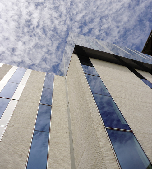 



Mit den ipasol neutral gelangt viel Tageslicht in die neuen Räume der Universität, gleichzeitig sollen die Gläser im Sommer einer Überhitzung vorbeugen. 
