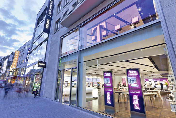 
Das auf drei Seiten entspiegelte 2-fach-Isolierglas SGG Vision-Lite erlaubt einen fast reflexionsfreien Blick tief ins Innere des Gebäudes, hier beim Telekom Flagshipstore in der Kölner Innenstadt.



