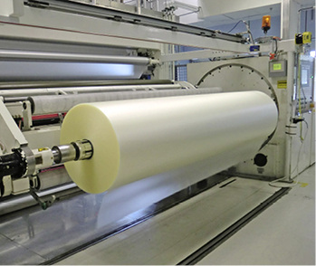 
Die PVB-Folien von Everlam für Fassaden- und Interieur-Verbundgläser sind transparent oder farbig erhältlich, jeweils in unterschiedlichen Dicken.
