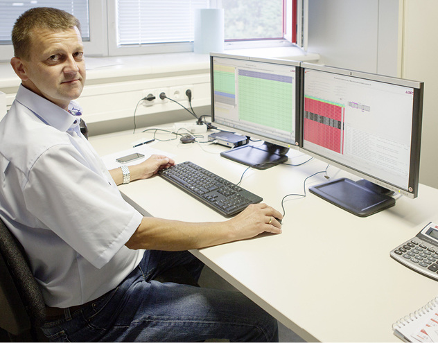 
Norbert Jagereder, Leiter Fertigungsorganisation bei Internorm: „Erst wenn wir am Limit einer Anlage sind, werden wir in eine neue investieren. Und die AssetCheck-Software gibt uns diese Infos.“
