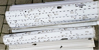 
Durch den Alterungsprozess können Kunststoffe brüchig und spröde werden. Oft zerbrechen sie bereits bei leichten Einwirkungen. Ein älterer Kunststoff kann schon von kleinen Hagelkörnern zerstört werden. u



