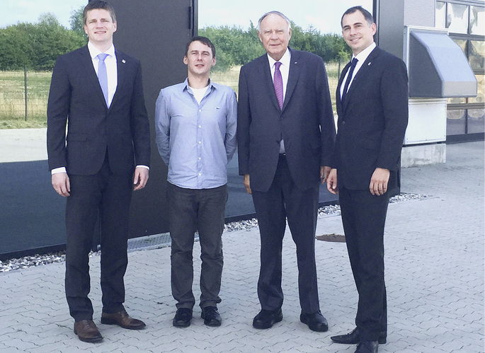 <p>
Haben gemeinsam das Joint Venture fixiert: Hanjo Junkelmann (Geschäftsführer Aldra Fenster und Türen GmbH), Christoph Sorgenfrei (Betriebsleiter MG Metallbau GmbH), Peter Albers (Aldra-Gesellschafter), Jan-Peter Albers (geschäftsführender Gesellschafter)
</p>