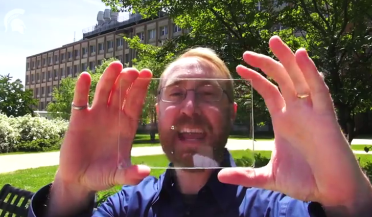 Prof. Richard Lunt vom College of Engineering der Michigan State University mit einem Muster eines transparenten Solar-Panels.