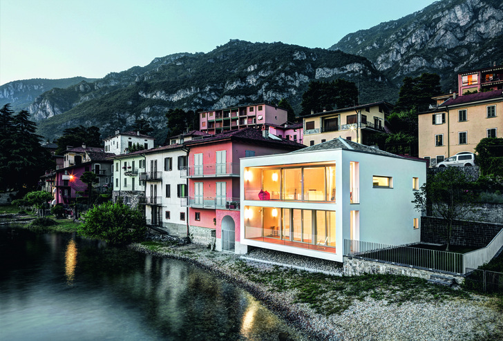 Architekt Cesare Sala legte großen Wert auf die harmonische Integration in die Seeansicht der ufernahen Gebäudezeile. Das Zeltdach zitiert eine für die Region typische Dachform und ist in grauem Gneis gedeckt.