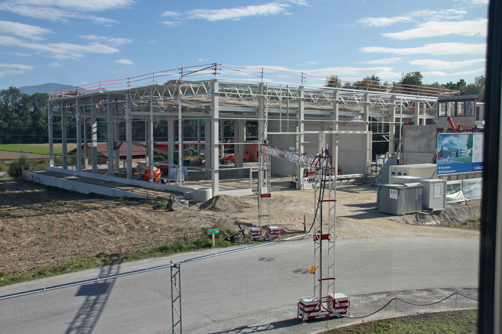 Das Technologiezentrum (TZ) in der Nähe der Autobahnausfahrt in Rosenheim nimmt Gestalt an.