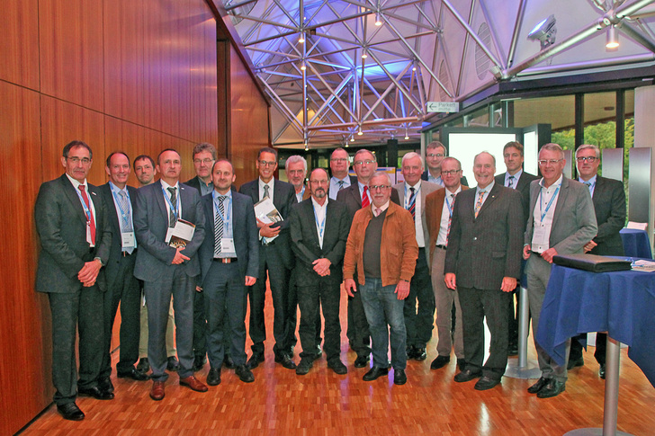 Der neugewählte Beirat des Instituts für Fenstertechnik e.V. (v.l.n.r.: Bernhard Helbing, Alfred Dinkelborg, Josef Huber, Guido Wortmaier, Gerhard Schwaiberger, Dietmar Brüderl, Dr. Michael Stöger, Rolf Menck, Prof. Michael Lange, Frank Koos (Gast des Beirats), Axel Jentsch, Karl Kress, Prof. Dr. Winfried Heusler, Hermann Schmitz, Jochen Grönegräs, Prof. Ulrich Sieberath, Prof. Dr. Peter Niedermaier, Bernd Löffel, Michael Müller; es fehlt Jürgen Halbmeyer) - © ift Rosenheim
