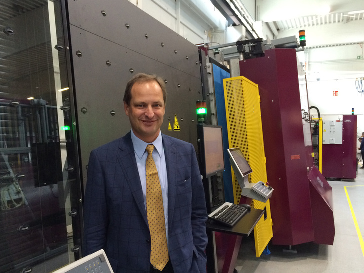 Othmar Sailer in der neuen Produktion: “Im Glass Forum finden unsere Kunden die jüngsten Anlagen im Vollbetrieb und unter Realbedingungen."