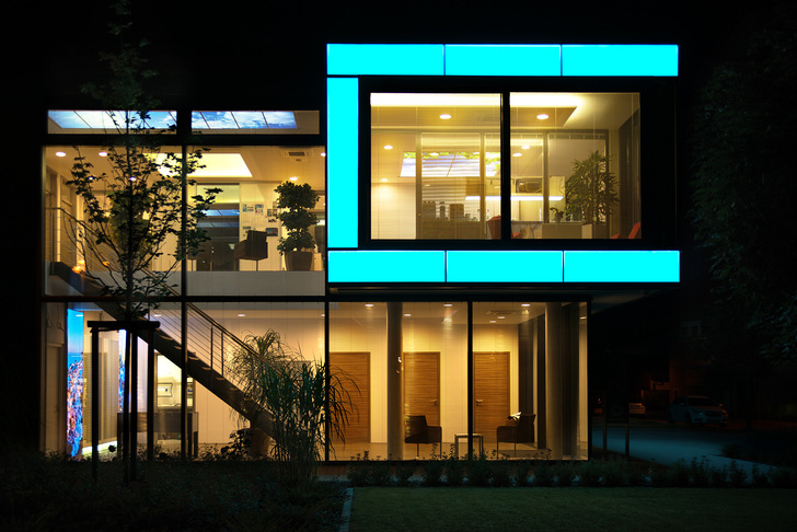 Mit LEDscrenn lassen sich Fassaden homogen in unterschiedlichen Farben beleuchten. - © Kuzman Glas
