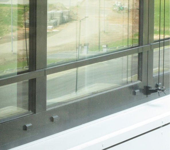 Ab einer Höhe von 12 m muss die Oberkante der Absturzstange mindesten 1,10 m betragen.