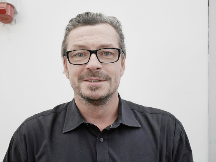 Ralph Icks, Geschäftsführer von Conzen Glas, verbaut mehrere hundert Meter gläserne Brüstungen im Jahr. - © Matthias Rehberger
