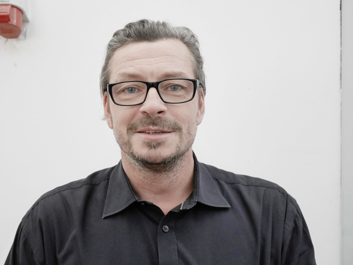 Ralph Icks, Geschäftsführer von Conzen Glas, verbaut mehrere hundert Meter gläserne Brüstungen im Jahr.