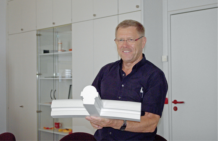 
Wertbau-Gründer Rainer Taig zeigt die Sonderanfertigung: Speziell gewölbte Rahmen entsprechen dem runden Grundriss des Rondells.
