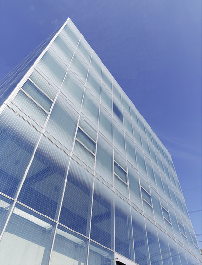 <p>
</p>

<p>
Siebgedrucktes Fassadenglas kann nicht nur gestalterisch wirken, es kann auch Sonnenschutzfunktion übernehmen.
</p> - © Foto: Glas Trösch

