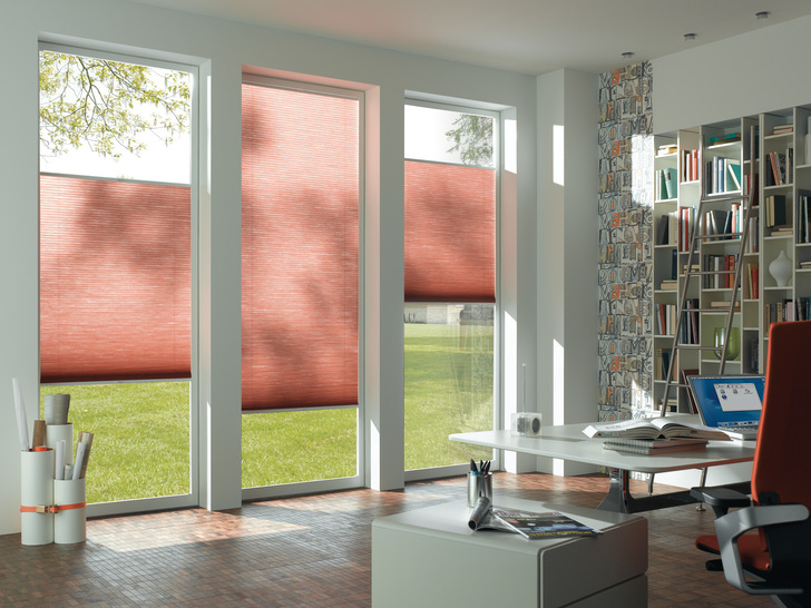 Plissees sind für den Innenbereich ein wahres Multitalent. Mit neun unterschiedlichen Befestigungsmöglichkeiten soll ein Plissee an jedem Fenster schnell und einfach installiert werden können.