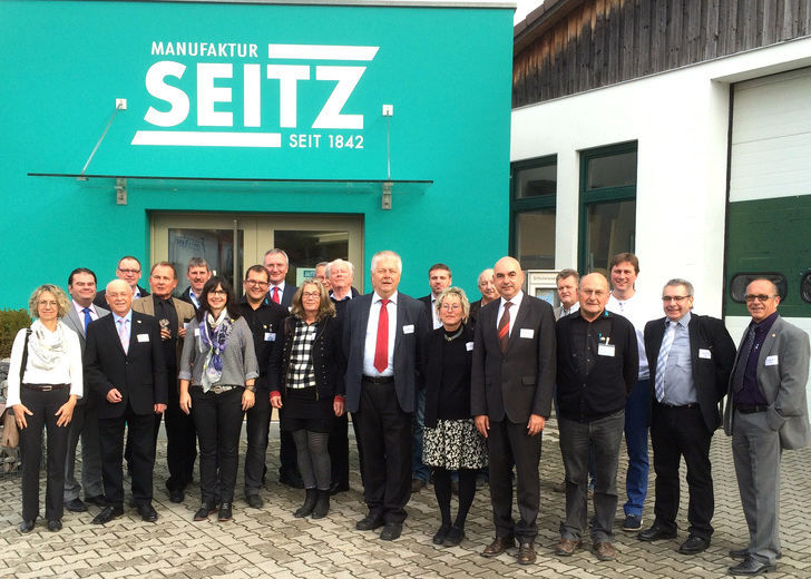 BPH-Geschäftsführer Heinz Blumenstein (2.v.l.) freute sich mit Tanja und Ralf Seitz (vorne, 3. u. 4.v.l.) über interessierte Gäste, darunter MdB Eva Bulling-Schröter sowie die Landtagsabgeordneten Jürgen Mistol, Harald Schwartz und Reinhold Strobl.